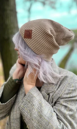bezowa czapka slouchy na zime