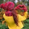 Luźna czapka z pomponem FOLLOW ME ,,Czerwienie"
