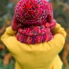 Luźna czapka z pomponem FOLLOW ME ,,Czerwienie"
