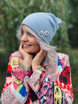 Luźna czapka z bawełny logo kolorowe "Jasny niebieski"