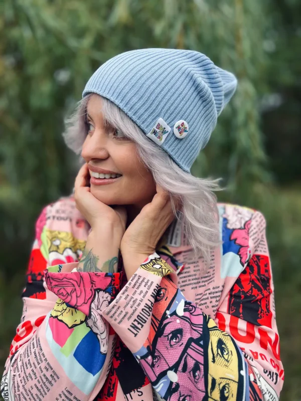 Czapka beanie z bawełny logo kolorowe "Jasny niebieski"