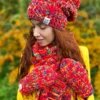 Luźna czapka z pomponem FOLLOW ME ,,Czerwienie"