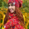 Luźna czapka z pomponem FOLLOW ME ,,Czerwienie"