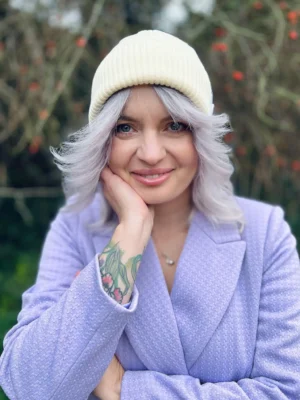 Czapka beanie z bawełny logo kolorowe "Ecru"