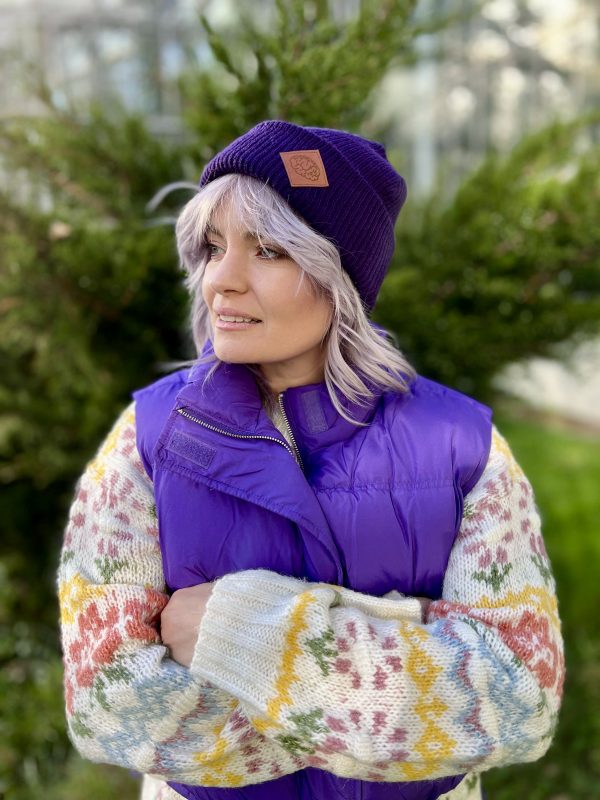 fioletowa czapka beanie