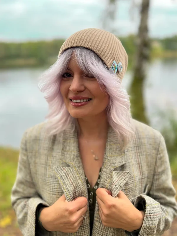 Luźna czapka z bawełny logo kolorowe "Beżowa"