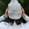 Bawełniana czapka beanie logo ekoskórka "Jasny szary"