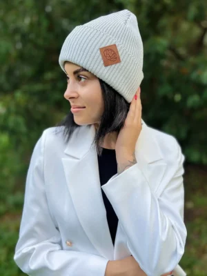 Bawełniana czapka beanie logo ekoskórka "Jasny szary"