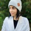 Bawełniana czapka beanie logo ekoskórka "Jasny szary"