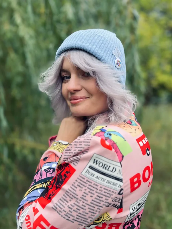 Czapka beanie z bawełny logo kolorowe "Jasny niebieski"