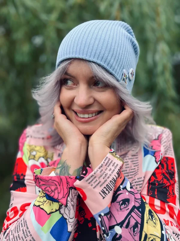Luźna czapka z bawełny logo kolorowe "Jasny niebieski"
