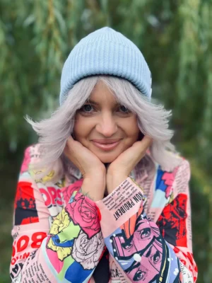 Czapka beanie z bawełny logo kolorowe "Jasny niebieski"