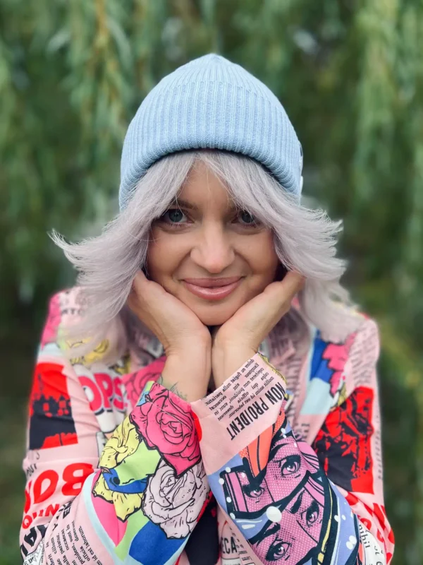 Czapka beanie z bawełny logo kolorowe "Jasny niebieski"