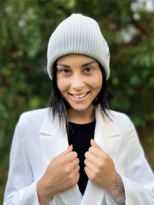 Czapka beanie z bawełny logo kolorowe "Jasny szary"