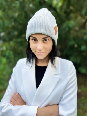Bawełniana czapka beanie logo ekoskórka "Jasny szary"
