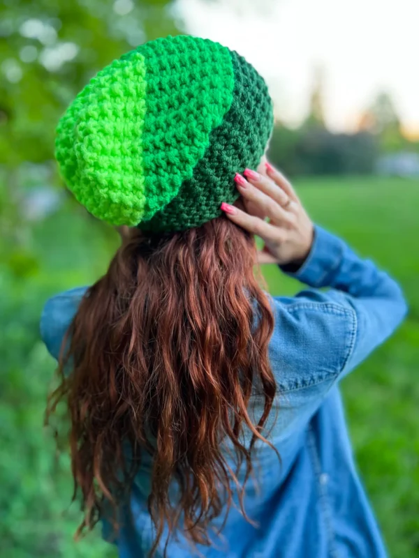 Czapka zimowa slouchy NEVERLAND "Zielone paski"