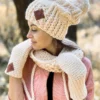 Luźna czapka z pomponem FOLLOW ME ,,Ecru"