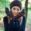 Rękawiczki handmade ze sznureczkiem ,,Czarne czerwienie"