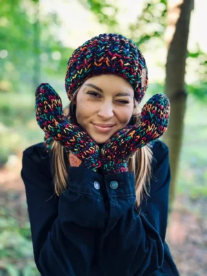 Rękawiczki handmade ze sznureczkiem ,,Czarne czerwienie"