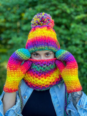 Rękawiczki handmade ze sznureczkiem ,,Cieniowana tęcza"
