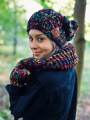 Czapka zimowa z pomponem SMILE ,,Czarne czerwienie"