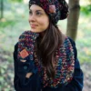 Luźna czapka zimowa NEVERLAND "Czarne czerwienie"