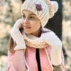 Luźna czapka z pomponem FOLLOW ME ,,Ecru"