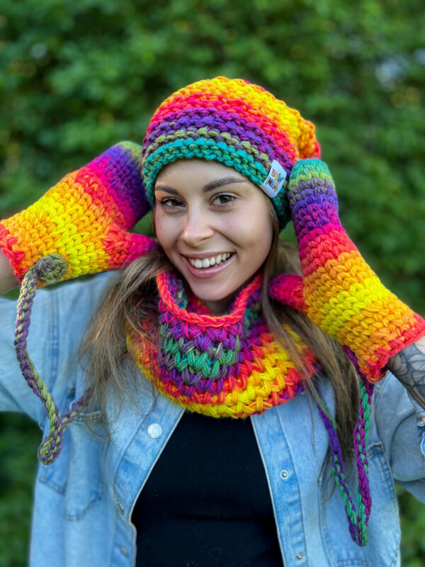 Rękawiczki handmade ze sznureczkiem ,,Cieniowana tęcza"