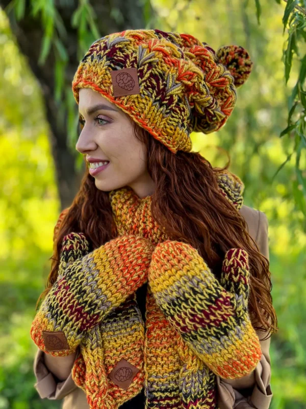 Czapka zimowa z pomponem SMILE ,,Jasna jesień"