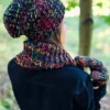 Luźna czapka zimowa NEVERLAND "Czarne czerwienie"