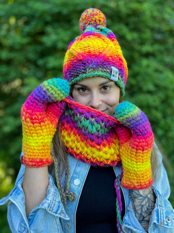Rękawiczki handmade ze sznureczkiem ,,Cieniowana tęcza"