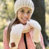 Luźna czapka z pomponem FOLLOW ME ,,Ecru"