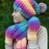 Luźna czapka z pomponem FOLLOW ME ,,Cieniowane pastele"