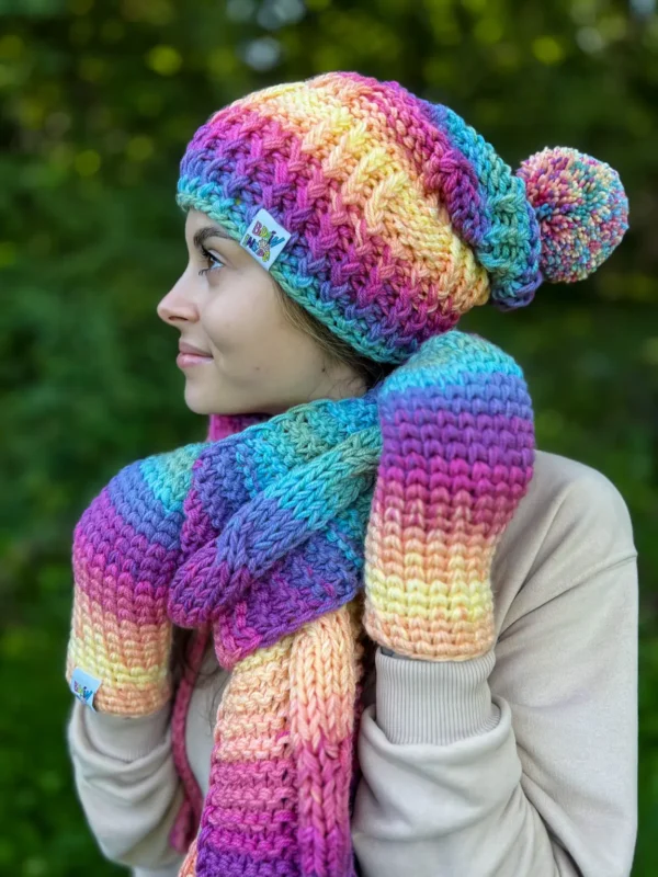 Luźna czapka z pomponem FOLLOW ME ,,Cieniowane pastele"