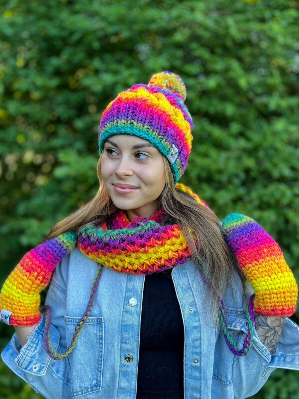 Modna czapka zimowa HAPPY ,,Cieniowana tęcza"