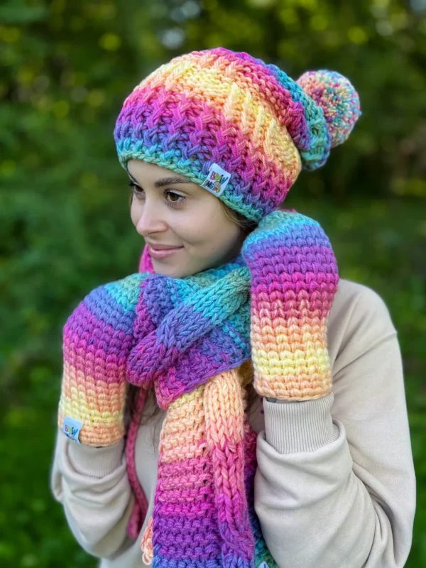 Luźna czapka z pomponem FOLLOW ME ,,Cieniowane pastele"