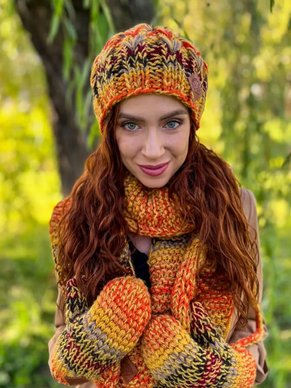 Czapka zimowa z pomponem SMILE ,,Jasna jesień"