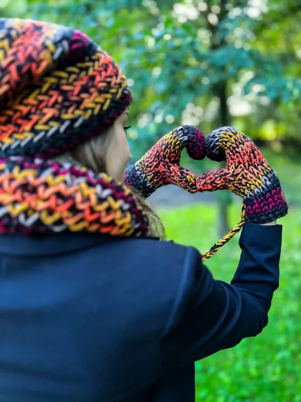 Rękawiczki handmade ze sznureczkiem ,,Ciemna jesień"