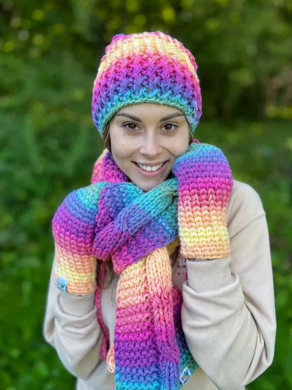 Luźna czapka z pomponem FOLLOW ME ,,Cieniowane pastele"
