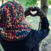 Rękawiczki handmade ze sznureczkiem ,,Czarne czerwienie"