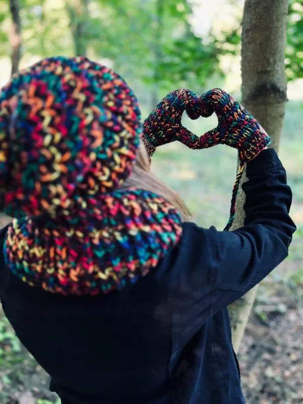 Rękawiczki handmade ze sznureczkiem ,,Czarne czerwienie"