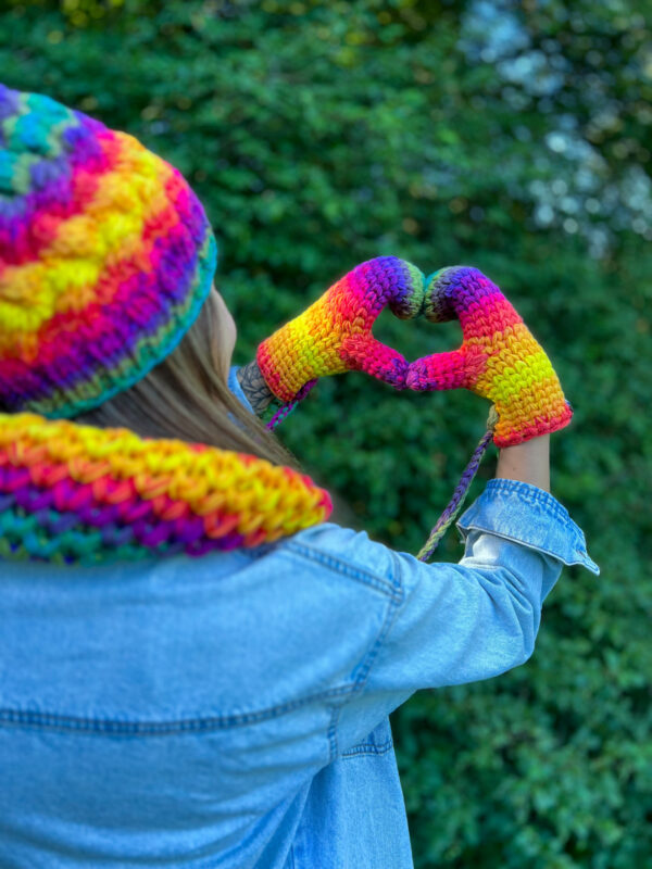 Rękawiczki handmade ze sznureczkiem ,,Cieniowana tęcza"