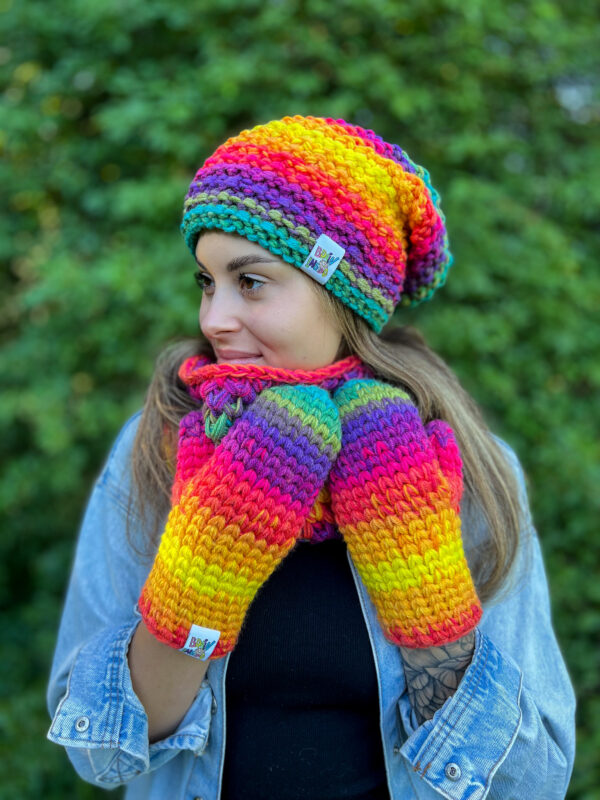 Rękawiczki handmade ze sznureczkiem ,,Cieniowana tęcza"
