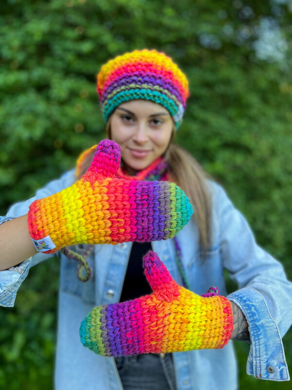 Rękawiczki handmade ze sznureczkiem ,,Cieniowana tęcza"