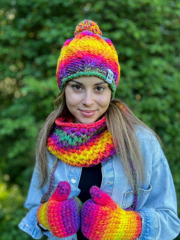 Rękawiczki handmade ze sznureczkiem ,,Cieniowana tęcza"