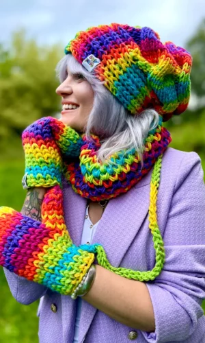 tęczowa czapka nie ugniata włosów