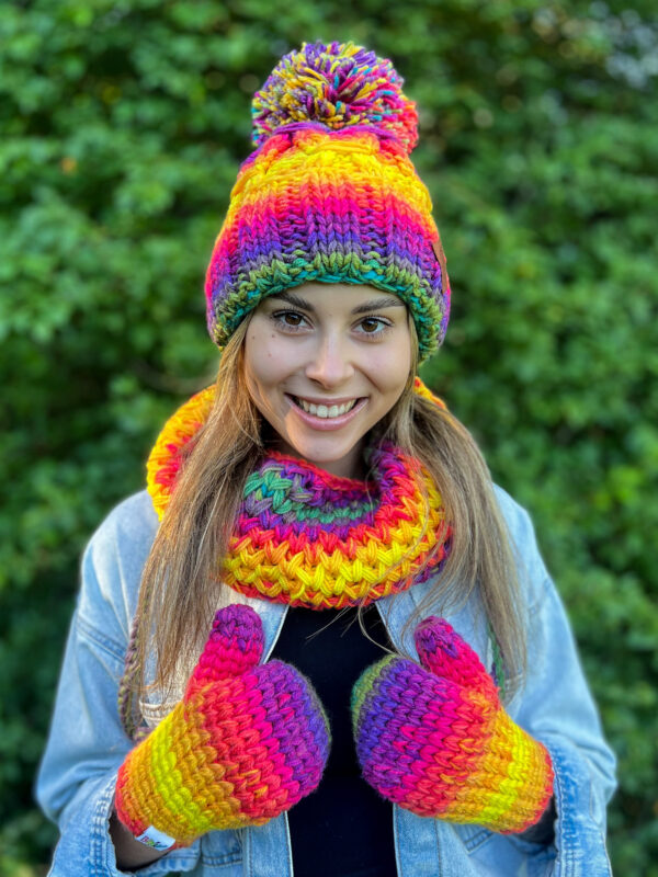 Rękawiczki handmade ze sznureczkiem ,,Cieniowana tęcza"