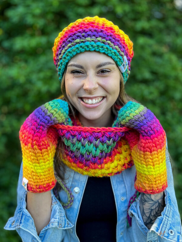 Rękawiczki handmade ze sznureczkiem ,,Cieniowana tęcza"