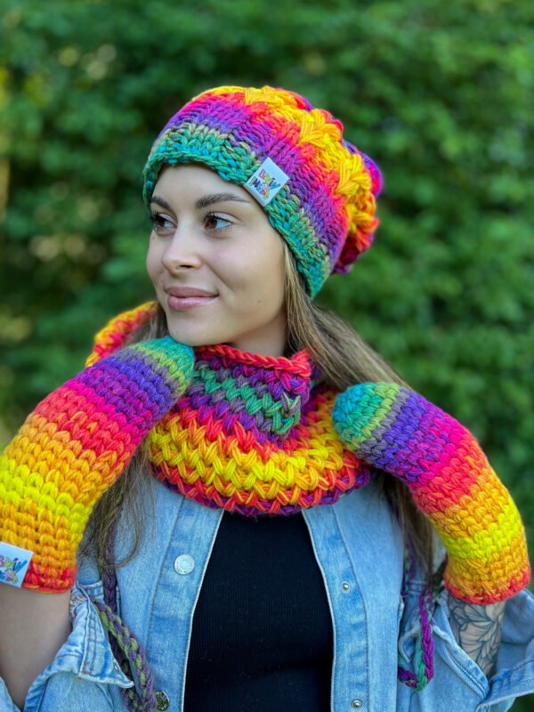 Rękawiczki handmade ze sznureczkiem ,,Cieniowana tęcza"