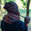 Czapka wiązana pod brodą DREAM "Czarne czerwienie"